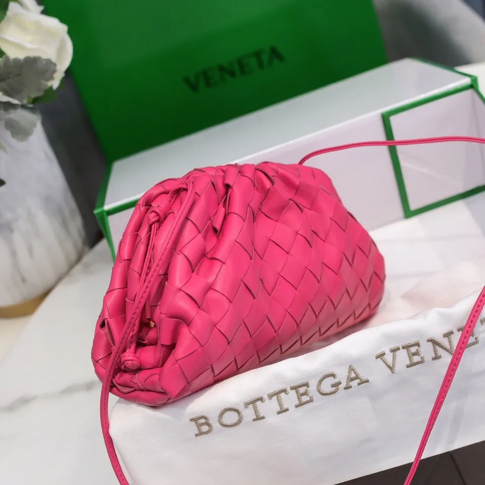 Batch 1260 large grid weaving The pouch cloud bag is the first series designed by former Celine designer Daniel Lee after joining BV. The upper body is extremely ecstatic ~ fashionable and classy ~ elegant and concise, lazy and intellectual size: 23*13*8 [Little Cloud Rough Weave#]